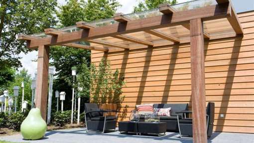 robuuste tuinoverkapping met hardhouten palen 20*20*550 met boven op glasplaten met er onder een knus leuk zitje